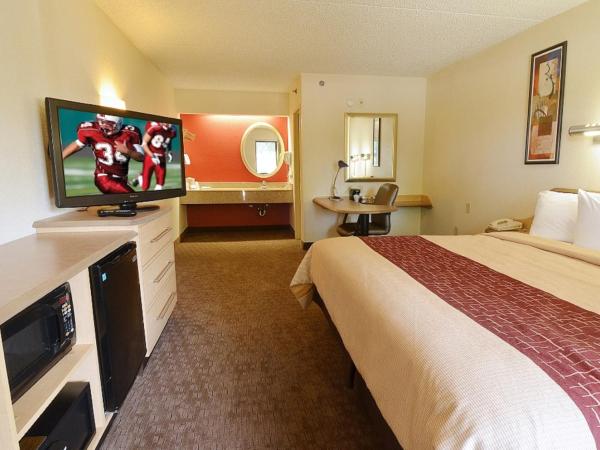 Red Roof Inn San Antonio Airport : photo 4 de la chambre chambre lit king-size supérieure - non-fumeurs