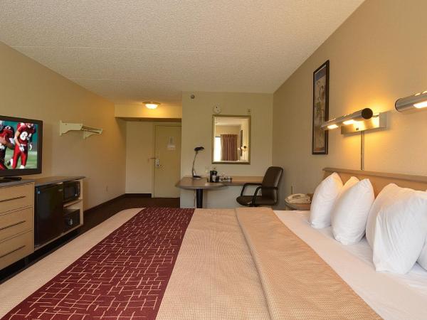 Red Roof Inn San Antonio Airport : photo 3 de la chambre chambre lit king-size supérieure - non-fumeurs