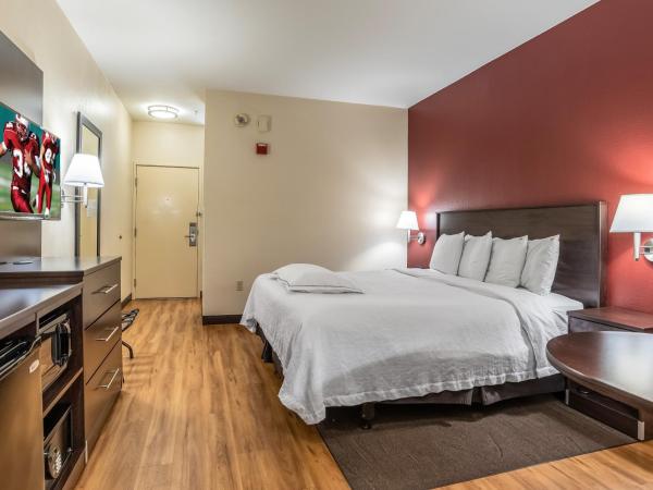 Red Roof Inn PLUS+ San Antonio Downtown - Riverwalk : photo 4 de la chambre chambre lit king-size premium - non-fumeurs (literie supérieure et boîte de collation)