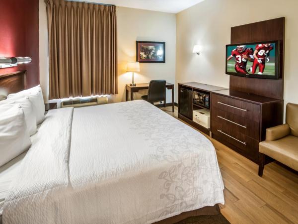 Red Roof Inn PLUS+ San Antonio Downtown - Riverwalk : photo 2 de la chambre chambre lit king-size supérieure avec douche accessible en fauteuil roulant - accessible aux personnes à mobilité réduite - non-fumeurs