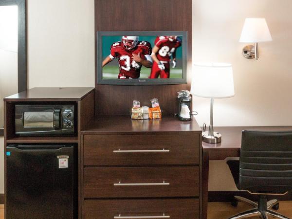 Red Roof Inn PLUS+ San Antonio Downtown - Riverwalk : photo 3 de la chambre chambre lit king-size supérieure avec douche accessible en fauteuil roulant - accessible aux personnes à mobilité réduite - non-fumeurs