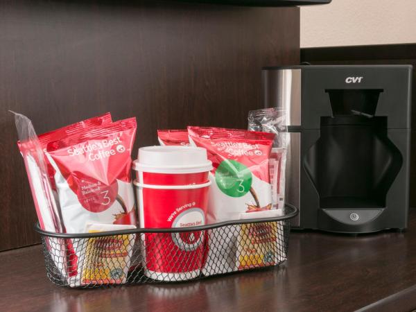 Red Roof Inn PLUS+ San Antonio Downtown - Riverwalk : photo 5 de la chambre chambre lit king-size premium - non-fumeurs (literie supérieure et boîte de collation)