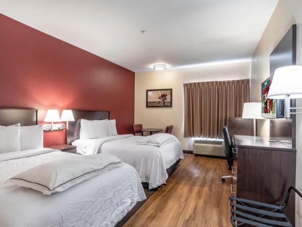 Red Roof Inn PLUS+ San Antonio Downtown - Riverwalk : photo 2 de la chambre chambre 2 lits doubles premium - non-fumeurs - literie surclassée et boîte de collation