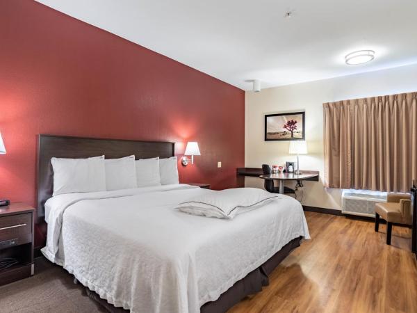 Red Roof Inn PLUS+ San Antonio Downtown - Riverwalk : photo 1 de la chambre chambre lit king-size premium - non-fumeurs (literie supérieure et boîte de collation)