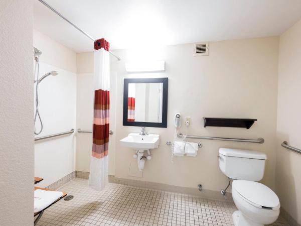 Red Roof Inn PLUS+ San Antonio Downtown - Riverwalk : photo 5 de la chambre chambre lit king-size supérieure avec douche accessible en fauteuil roulant - accessible aux personnes à mobilité réduite - non-fumeurs
