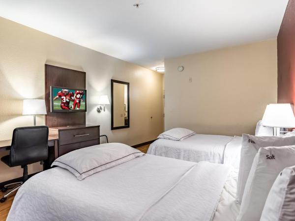 Red Roof Inn PLUS+ San Antonio Downtown - Riverwalk : photo 3 de la chambre chambre 2 lits doubles premium - non-fumeurs - literie surclassée et boîte de collation