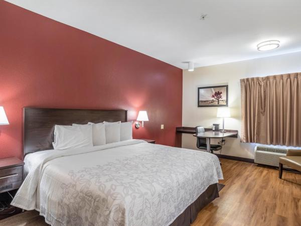 Red Roof Inn PLUS+ San Antonio Downtown - Riverwalk : photo 2 de la chambre chambre lit king-size supérieure - non-fumeurs