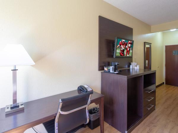 Red Roof Inn & Suites Indianapolis Airport : photo 5 de la chambre chambre lit king-size supérieure - non-fumeurs