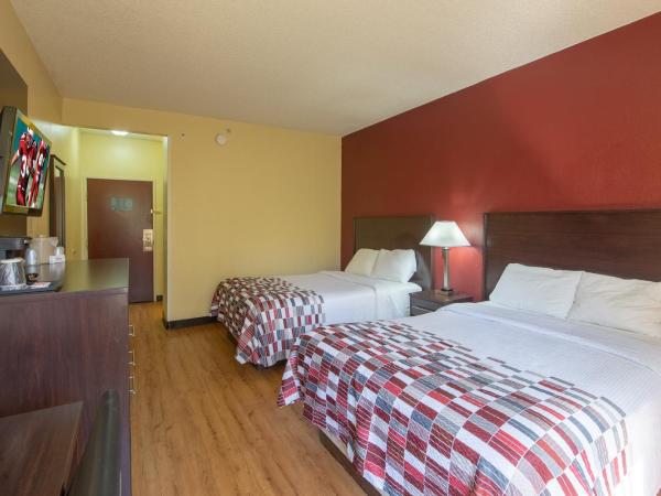 Red Roof Inn & Suites Indianapolis Airport : photo 2 de la chambre chambre de luxe avec 2 lits doubles - accessible aux personnes à mobilité réduite - non-fumeurs