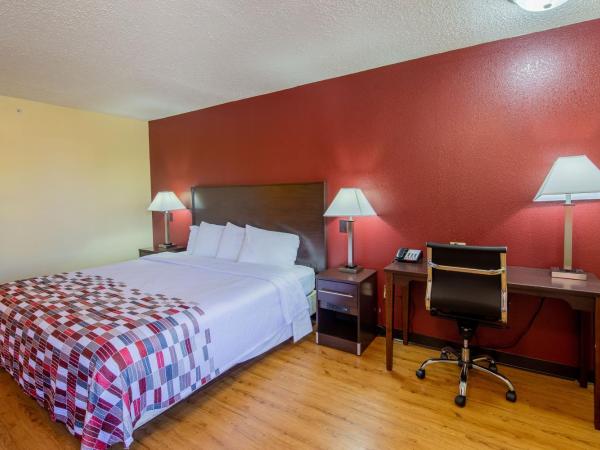 Red Roof Inn & Suites Indianapolis Airport : photo 6 de la chambre superior king room disability access non-smoking