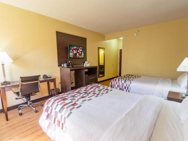 Red Roof Inn & Suites Indianapolis Airport : photo 4 de la chambre chambre de luxe avec 2 lits doubles - accessible aux personnes à mobilité réduite - non-fumeurs