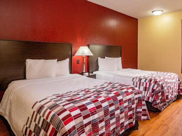 Red Roof Inn & Suites Indianapolis Airport : photo 5 de la chambre  chambre de luxe avec 2 lits doubles - accessible aux personnes à mobilité réduite - non-fumeurs