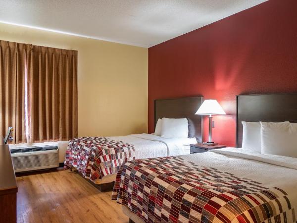 Red Roof Inn & Suites Indianapolis Airport : photo 1 de la chambre  chambre de luxe avec 2 lits doubles - accessible aux personnes à mobilité réduite - non-fumeurs