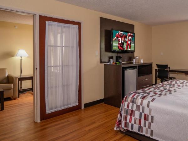 Red Roof Inn & Suites Indianapolis Airport : photo 4 de la chambre superior king room disability access non-smoking
