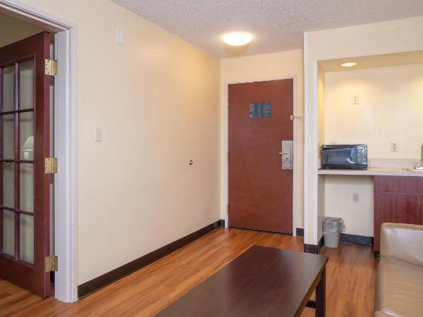 Red Roof Inn & Suites Indianapolis Airport : photo 7 de la chambre chambre lit king-size supérieure - non-fumeurs