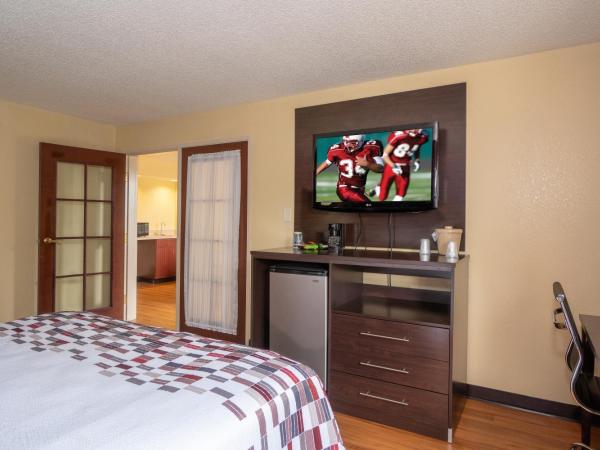 Red Roof Inn & Suites Indianapolis Airport : photo 3 de la chambre suite lit king-size - non-fumeurs