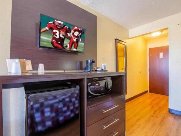 Red Roof Inn & Suites Indianapolis Airport : photo 7 de la chambre chambre de luxe avec 2 lits doubles - accessible aux personnes à mobilité réduite - non-fumeurs