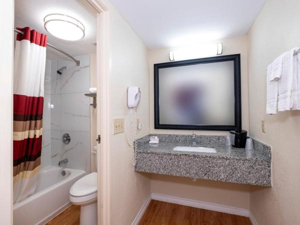 Red Roof Inn Houston North - FM1960 & I-45 : photo 10 de la chambre deluxe double room with two double beds non-smoking