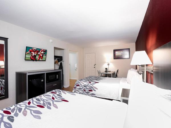 Red Roof Inn Houston North - FM1960 & I-45 : photo 3 de la chambre deluxe double room with two double beds disability access non-smoking