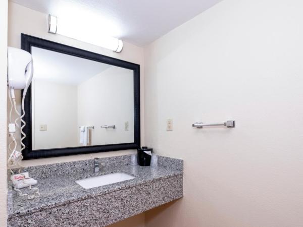 Red Roof Inn Houston North - FM1960 & I-45 : photo 9 de la chambre deluxe double room with two double beds non-smoking