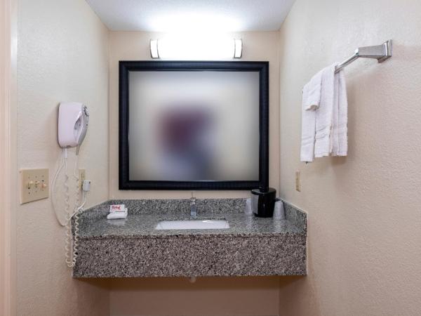 Red Roof Inn Houston North - FM1960 & I-45 : photo 8 de la chambre deluxe double room with two double beds non-smoking