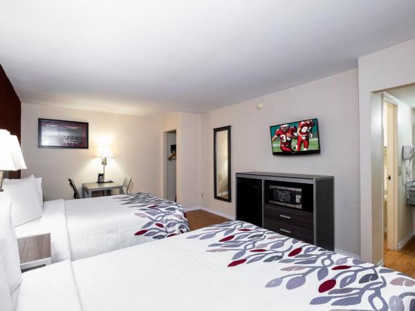 Red Roof Inn Houston North - FM1960 & I-45 : photo 1 de la chambre deluxe double room with two double beds non-smoking