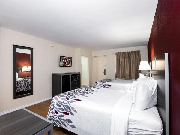 Red Roof Inn Houston North - FM1960 & I-45 : photo 3 de la chambre deluxe double room with two double beds non-smoking