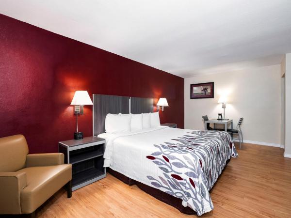 Red Roof Inn Houston North - FM1960 & I-45 : photo 1 de la chambre chambre lit king-size supérieure - non-fumeurs