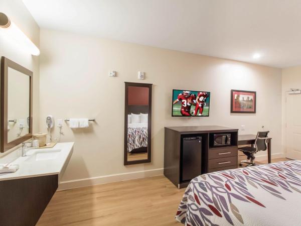 Red Roof Inn Houston - Willowbrook : photo 4 de la chambre deluxe room with two queen beds disability access with kitchenette smoke free