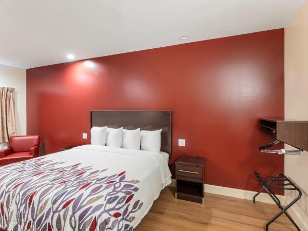 Red Roof Inn Houston - Willowbrook : photo 4 de la chambre chambre lit king-size deluxe - accessible aux personnes à mobilité réduite - non-fumeurs