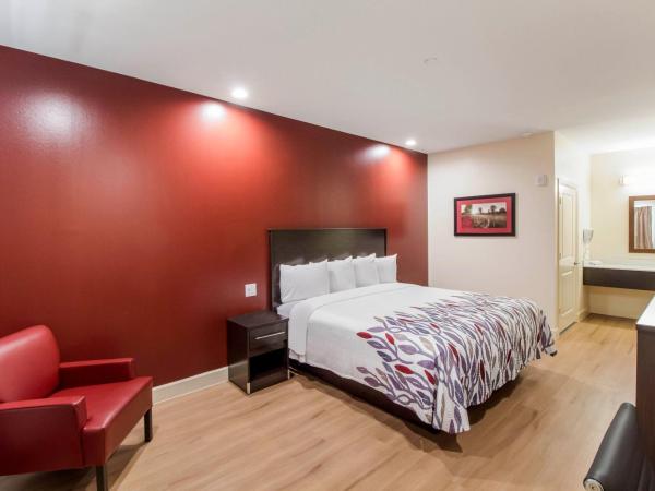 Red Roof Inn Houston - Willowbrook : photo 2 de la chambre chambre lit king-size deluxe - non-fumeurs