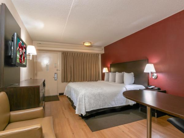 Red Roof Inn PLUS+ Columbus-Ohio State University OSU : photo 3 de la chambre chambre lit king-size supérieure - non-fumeurs