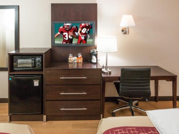 Red Roof Inn PLUS+ Columbus-Ohio State University OSU : photo 4 de la chambre chambre lit king-size supérieure - non-fumeurs