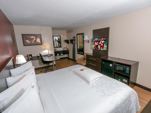 Red Roof Inn PLUS+ Columbus-Ohio State University OSU : photo 3 de la chambre chambre premium lit king-size - non-fumeurs - literie surclassée et collation