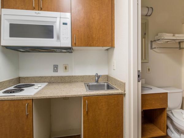 HomeTowne Studios by Red Roof Houston - Northwest : photo 6 de la chambre studio room with two queen beds non-smoking