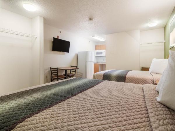 HomeTowne Studios by Red Roof Houston - Northwest : photo 3 de la chambre studio room with two queen beds non-smoking