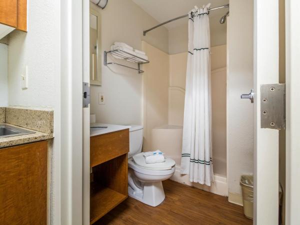 HomeTowne Studios by Red Roof Houston - Northwest : photo 7 de la chambre studio room with two queen beds non-smoking