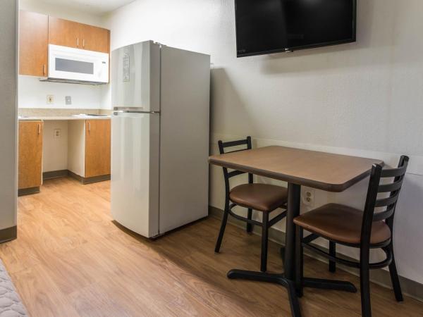 HomeTowne Studios by Red Roof Houston - Northwest : photo 2 de la chambre studio one double room non-smoking