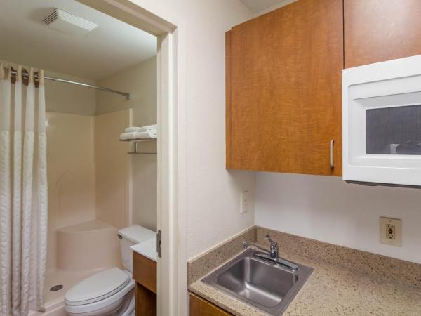 HomeTowne Studios by Red Roof Houston - Northwest : photo 4 de la chambre studio one double room non-smoking