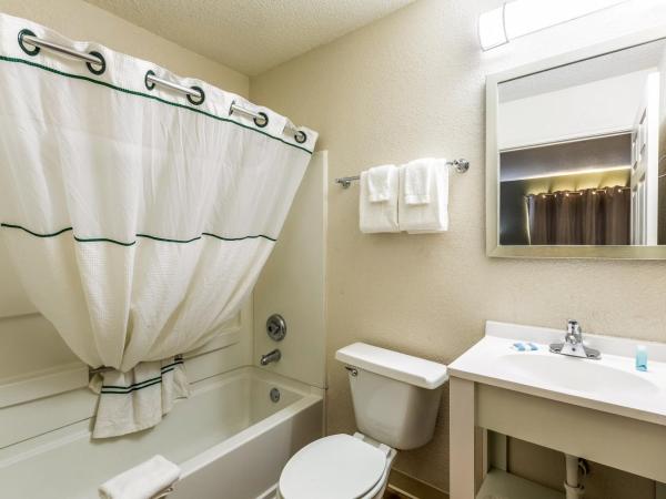 HomeTowne Studios by Red Roof Atlanta - Chamblee : photo 5 de la chambre studio lit queen-size - non-fumeurs