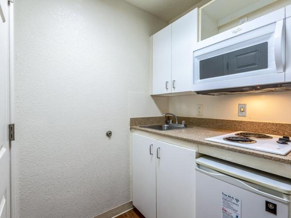 HomeTowne Studios by Red Roof Atlanta - Chamblee : photo 4 de la chambre studio lit queen-size - non-fumeurs