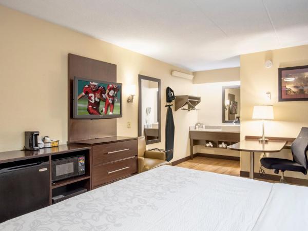 Red Roof Inn PLUS+ Pittsburgh South - Airport : photo 2 de la chambre chambre lit king-size supérieure - non-fumeurs