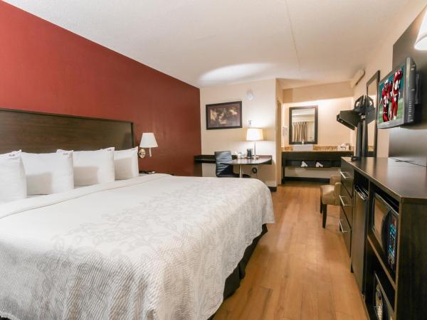 Red Roof Inn PLUS+ Pittsburgh South - Airport : photo 1 de la chambre chambre lit king-size supérieure - non-fumeurs