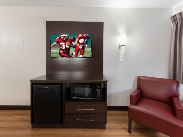 Red Roof Inn PLUS+ Columbus - Worthington : photo 7 de la chambre chambre lit king-size supérieure - non-fumeurs