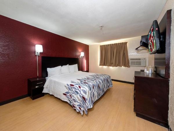 Red Roof Inn Jacksonville - Cruise Port : photo 3 de la chambre chambre lit king-size standard - non-fumeurs