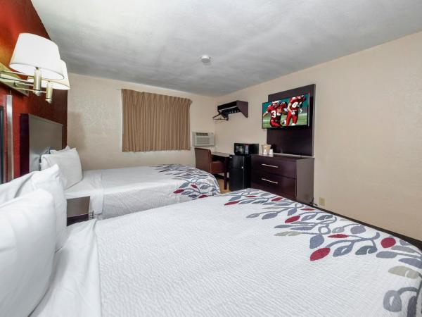 Red Roof Inn Jacksonville - Cruise Port : photo 5 de la chambre chambre deluxe avec 2 lits doubles - non-fumeurs