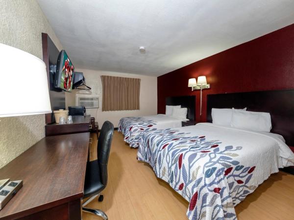 Red Roof Inn Jacksonville - Cruise Port : photo 2 de la chambre chambre deluxe avec 2 lits doubles - non-fumeurs