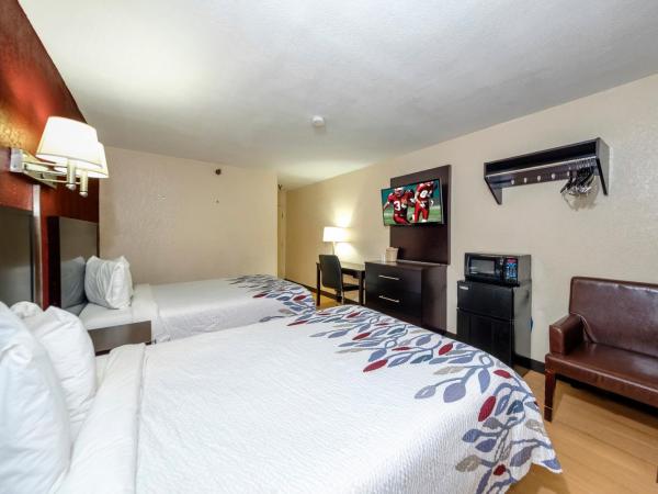 Red Roof Inn Jacksonville - Cruise Port : photo 6 de la chambre chambre deluxe avec 2 lits doubles - non-fumeurs