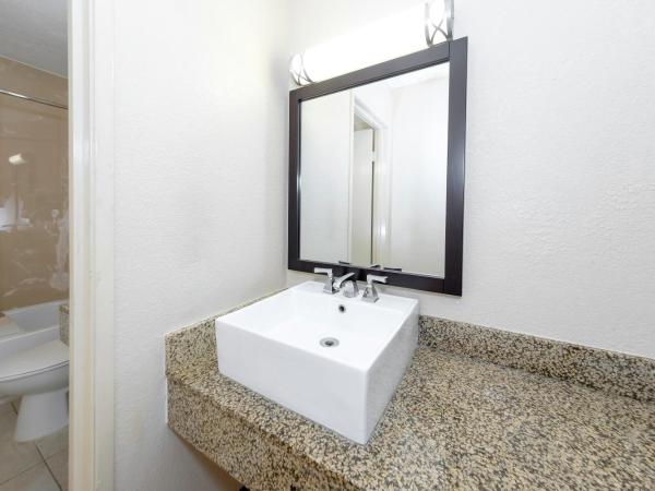 Red Roof Inn Jacksonville - Cruise Port : photo 10 de la chambre chambre deluxe avec 2 lits doubles - non-fumeurs