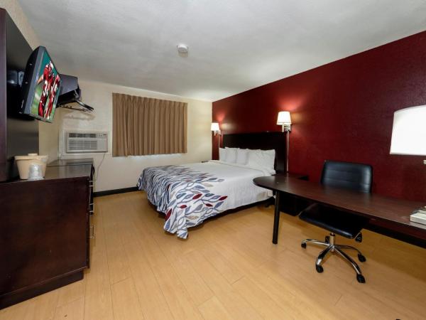 Red Roof Inn Jacksonville - Cruise Port : photo 1 de la chambre chambre lit king-size supérieure - non-fumeurs